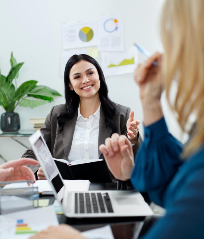 Séance de coaching avec échange entre professionnelles autour d’un ordinateur